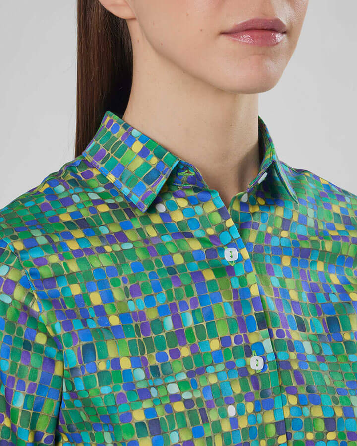Camicia verde per donna elegante particolare
