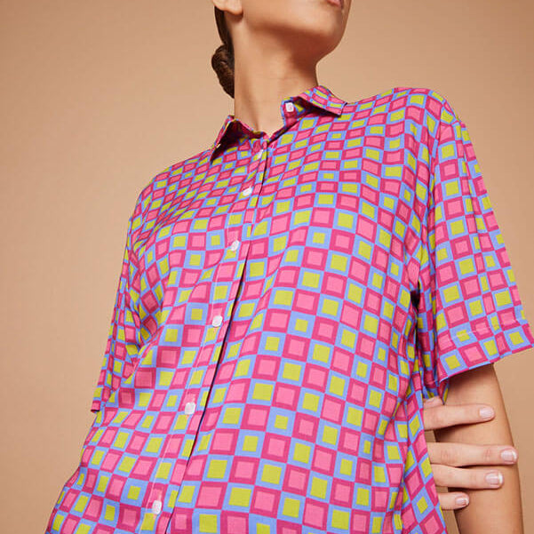 Camicia maniche corte mezze maniche  donna particolare, colori verde azzurro fucsia estiva, fantasia geometrica