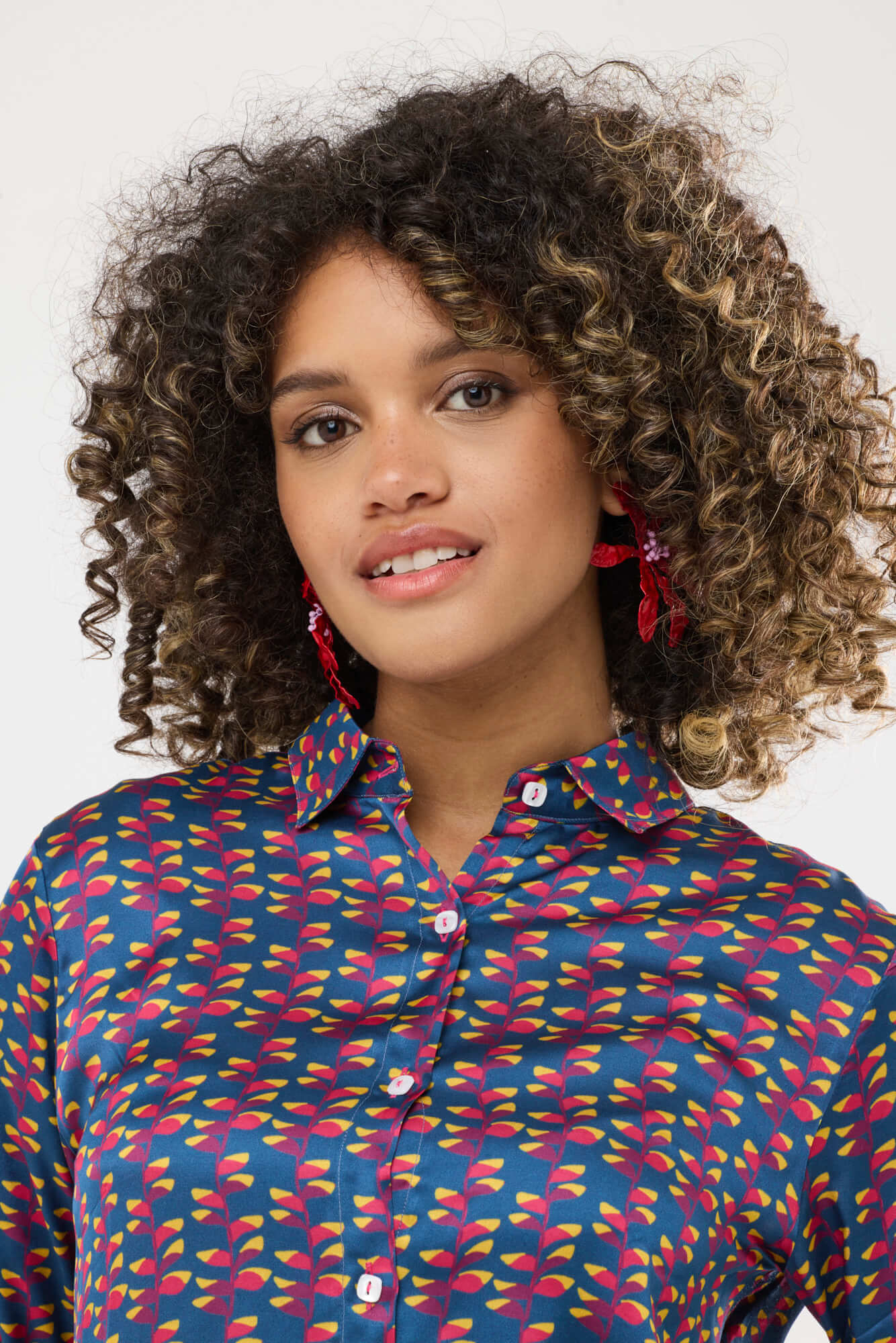 Eliconia – camicia donna maniche lunghe made in Italy con fantasia blu e rossa