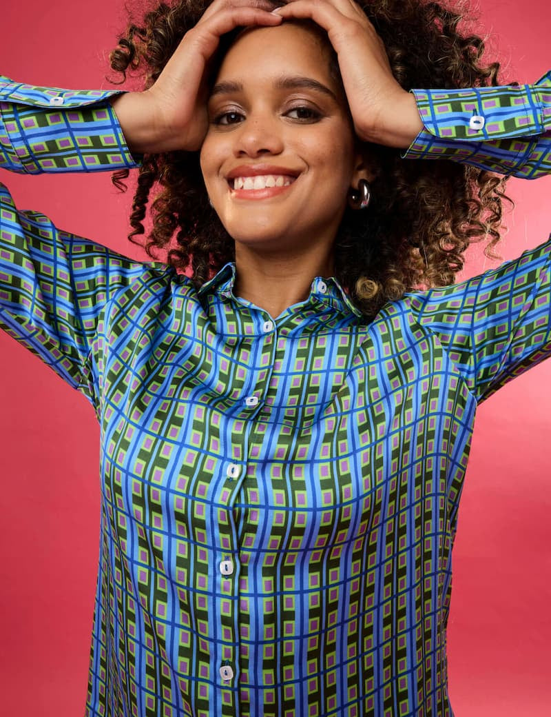 Primula – camicia donna maniche lunghe made in Italy con fantasia verde e azzurra