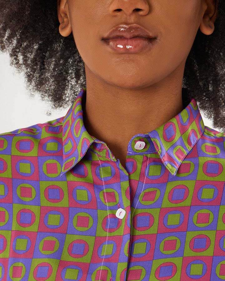 Urania – camicia donna colorata maniche corte made in Italy  fantasia viola e verde