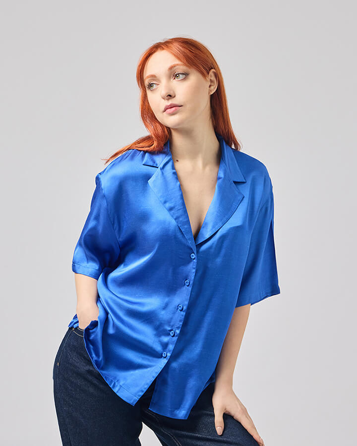 Camicia maniche corte mezze maniche donna particolare elegante con collo a scialle colore blu 